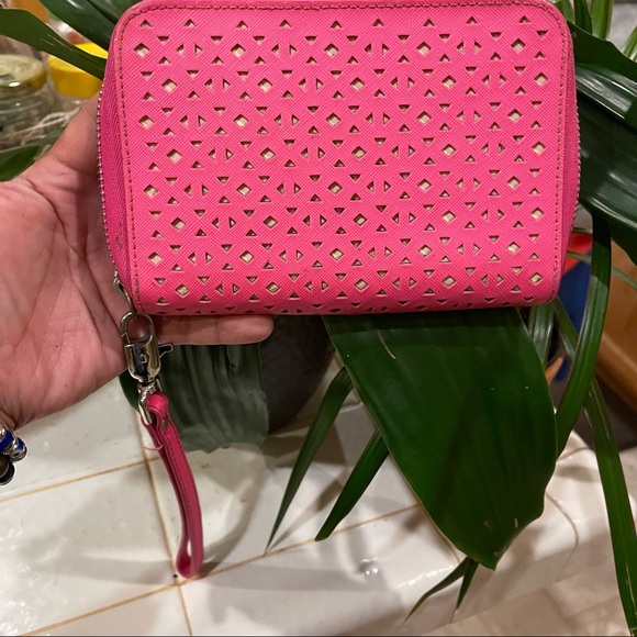 stella & dot zip around bifold wallet wristlet. Pink with geometric eyelets - Picture 2 of 8